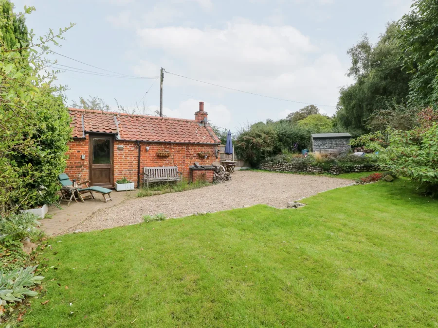 The Retreat cottage and garden in rural Norfolk