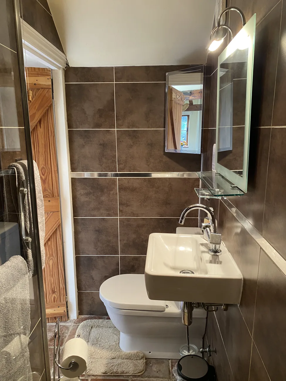 The separate shower room inside Yurlod Kurpa Retreat Cottage